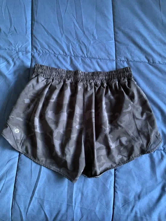 lululemon athletica Hottie Hot Low Rise Shorts size 8 - Picture 2 of 6